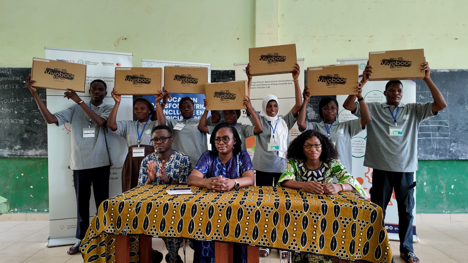 Cérémonie de remise officielle d’ordinateurs et de cartes d’assurance aux boursiers du programme TAGDev 2.0 à l’UNA